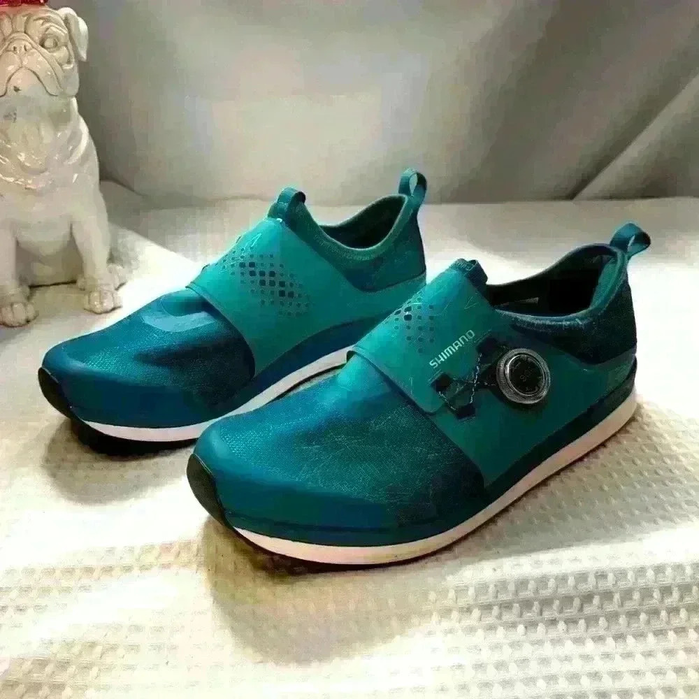 Like New, Never worn. Shimano IC3 biking shoes in sz 42. BOA tightening system.